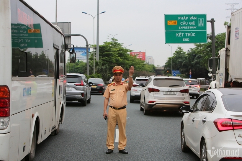 Thượng tá Phạm Đức Đông chia sẻ thêm, Cục CSGT cũng bố trí lực lượng tuần tra bằng mô tô trên tuyến cao tốc Pháp Vân - Cầu Giẽ để kịp thời xử lý sự cố trên đường và nhắc nhở các phương tiện đi đúng phần đường, làn đường nên tai nạn giao thông đã giảm rõ rệt.