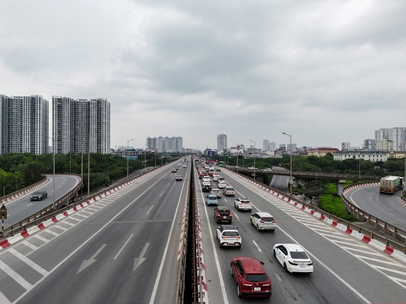 Kỳ nghỉ lễ kéo dài nên nhiều người đã chủ động trở lại Hà Nội sớm hơn từ những ngày trước đó. Do đó, tình hình giao thông chiều ngày cuối cùng của kỳ nghỉ lễ 30/4 - 1/5 khá thông thoáng.