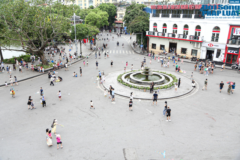 Trước đó, khu vực này gần như không có một bóng người vào ban ngày do thời tiết nắng gắt, oi bức.