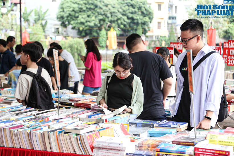 Gian hàng sách tại khu vực Hồ Văn (nằm trong quần thể Khu di tích Văn Miếu - Quốc Tử Giám) cũng thu hút được nhiều bạn trẻ quan tâm.