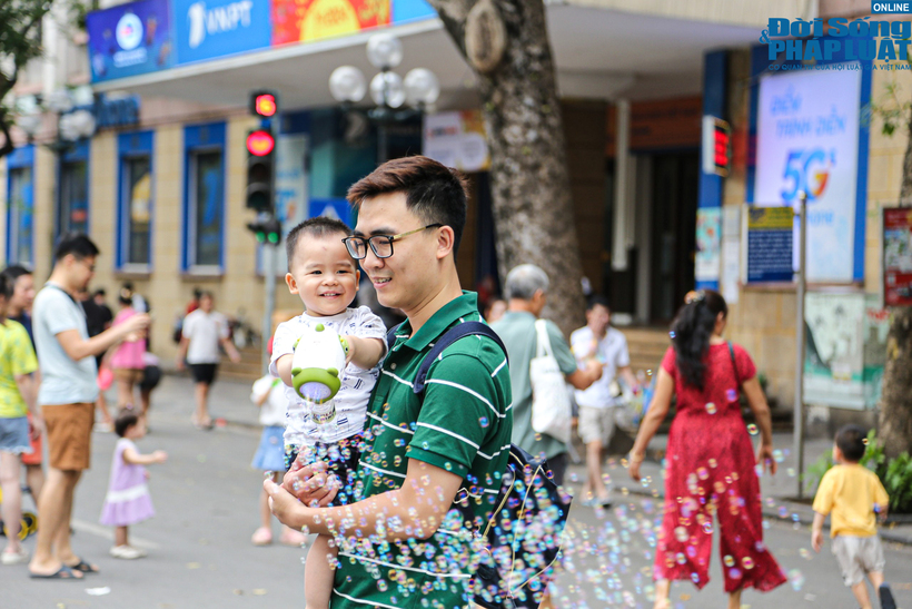 Tận hưởng ngày cuối cùng của đợt nghỉ lễ cùng gia đình tại phố đi bộ hồ Gươm, anh Nguyễn Minh Đức (quận Thanh Xuân, Hà Nội) cho biết hôm nay thời tiết Hà Nội mát mẻ, thích hợp để vui chơi tại các khu vực ngoài trời. “Các con còn nhỏ mà thời tiết lại nóng nên gần như 4 ngày nghỉ lễ, gia đình tôi chỉ dám vào các khu trung tâm thương mại và rạp chiếu phim. Hôm nay thì khác, thời tiết dễ chịu nên có thể đưa các con đi dạo phố được rồi”, anh Minh Đức nói.