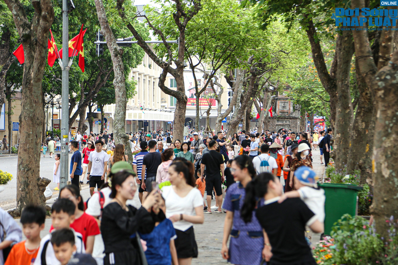 Khoảng 10h30 sáng, lượng người đổ về hồ Gươm ngày càng đông hơn.
