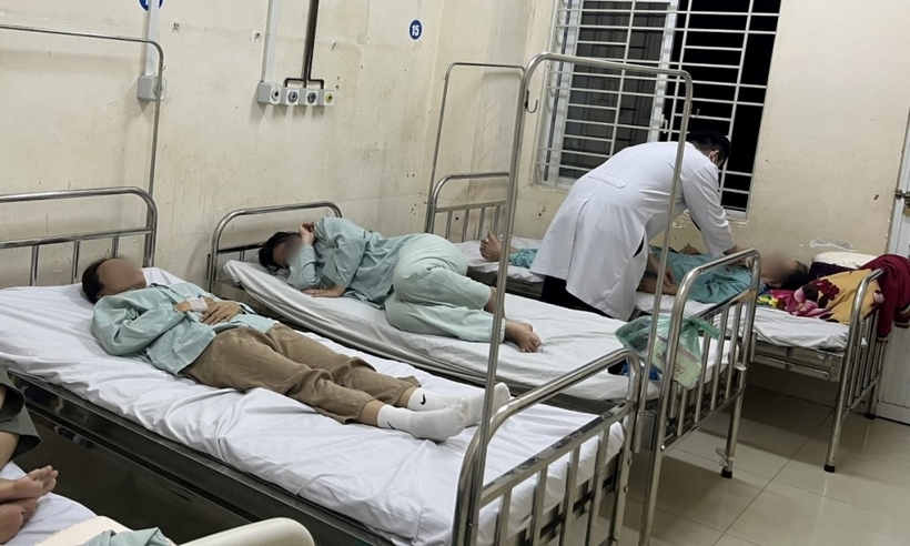 Bác sĩ đang theo dõi chữa trị cho các bệnh nhân nghi bị ngộ độc thực phẩm. Ảnh: Lao Động