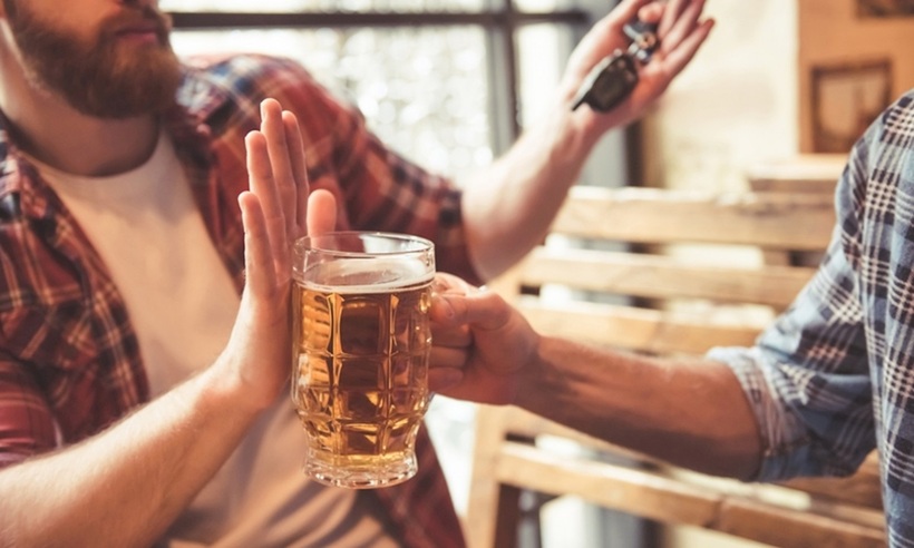 Trường hợp ép bạn uống rượu bia có thể bị xử phạt hành chính. Ảnh minh họa.