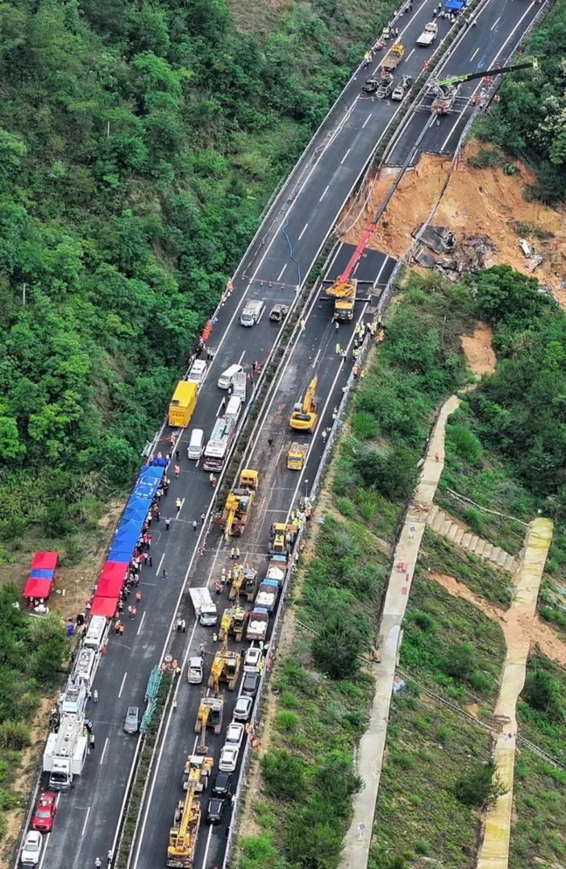 Hiện trường vụ sạt lở kinh hoàng trên đường cao tốc nối giữa thành phố Mai Châu và huyện Đại Bộ thuộc tỉnh Quảng Đông (Trung Quốc). Ảnh: Xinhua