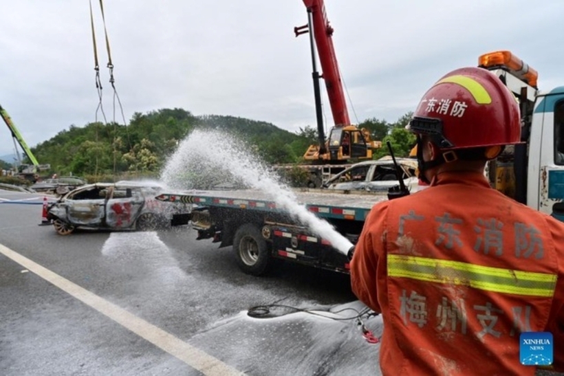 Nhân viên cứu hộ tại hiện trường vụ sạt lở đường cao tốc. Ảnh: Xinhua