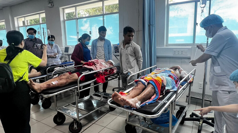 Bác sĩ Bệnh viện Đa khoa Thống Nhất cấp cứu cho các công nhân bị thương. Ảnh: Vietnamnet