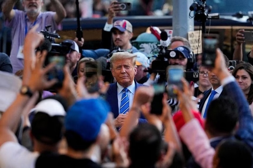 Cựu Tổng thống Mỹ Donald Trump dừng chân vận động tranh cử tại cửa hàng tiện lợi Sanaa, ở khu Harlem của TP New York, ngày 16/4. (Ảnh: Reuters)