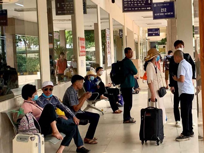 Nhiều người dân tại bến xe Mỹ Đình lựa chọn quay lại thành phố sớm để tránh tình trạng quá tải hành khách.
