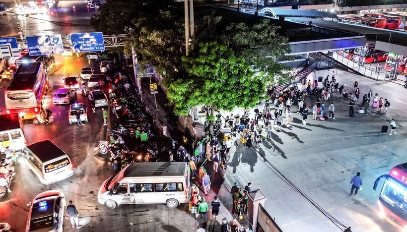 Tại bến xe Nước Ngầm thời điểm khoảng hơn 4h sáng, hàng chục xe taxi, xe ôm công nghệ và truyền thống đỗ kín mặt đường Ngọc Hồi đoạn trước cổng bến xe để chờ đón khách.