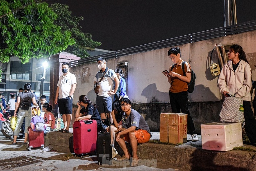Nhiều người dân đứng phía ngoài bến xe Nước Ngầm để bắt xe