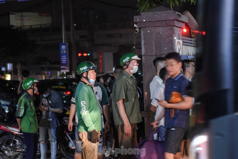 Phía bên ngoài bến xe, rất đông tài xế đứng sẵn để đón khách.