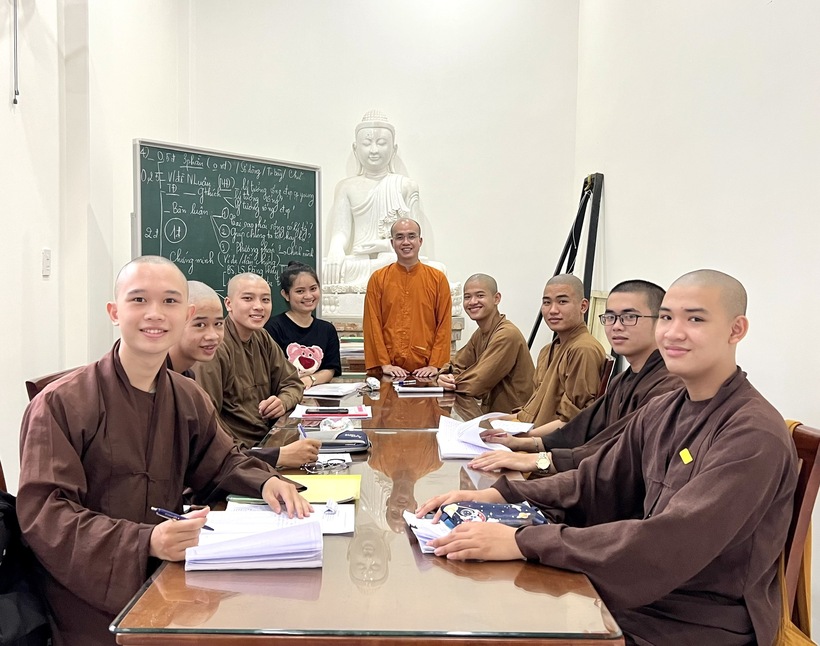 Những hoàn cảnh khó khăn từ tu sĩ đến người đời đều được thầy Minh Giải nhận dạy miễn phí, không thu bất cứ đồng học phí nào. Ảnh: NVCC