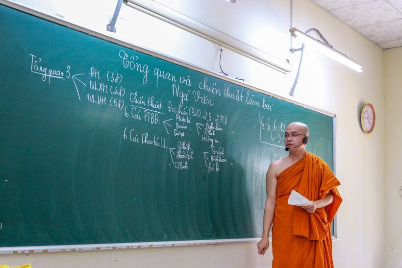 Để có những bài giảng cho một khóa ôn luyện, thầy Minh Giải cũng phải cất công nghiên cứu, cùng tham khảo thêm các tài liệu ở những trung tâm khác để giúp học sinh vượt qua kỳ thì đầy khó khăn sắp tới. Ảnh: NVCC