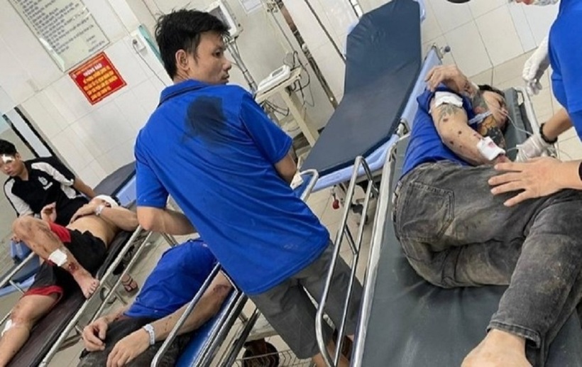 Các công nhân bị thương đang được cấp cứu. Ảnh: Tiền Phong