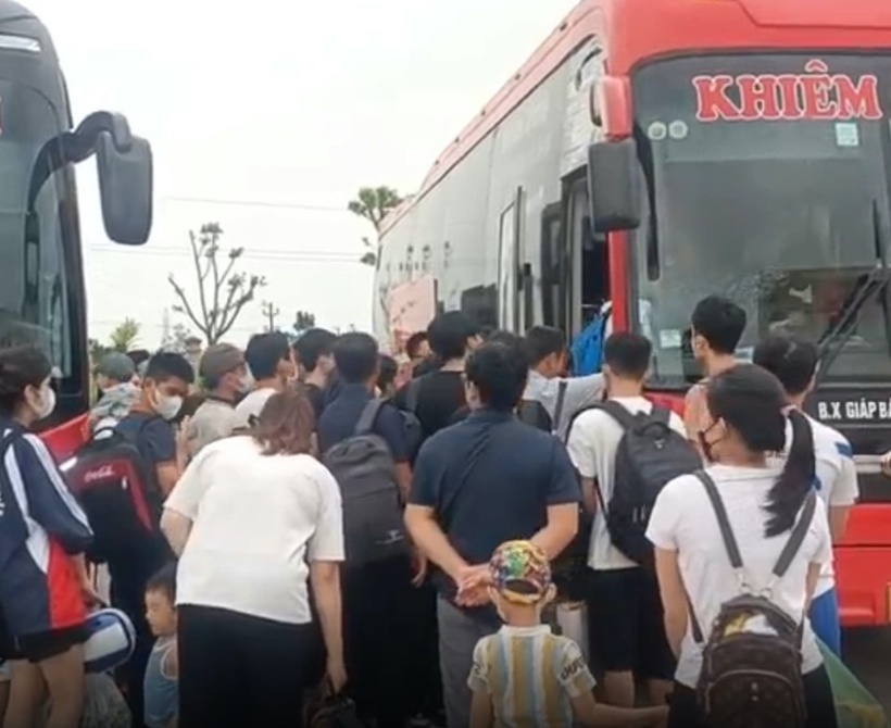 Hành khách trên xe đã được bố trí phương tiện để tiếp tục hành trình. Ảnh: VnExpress.