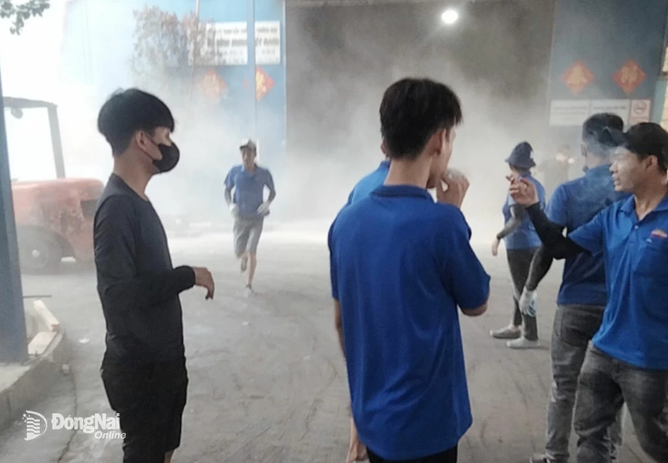 Công nhân Công ty gỗ Bình Minh kể lại vụ việc sau khi xảy ra vụ nổ. Ảnh: Báo Đồng Nai