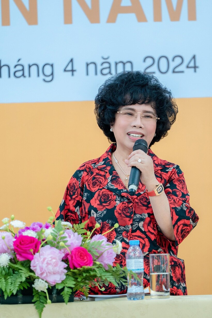 Anh hùng Lao động Thái Hương, Phó Chủ tịch HĐQT, Tổng Giám đốc BAC A BANK phát biểu và trả lời cổ đông