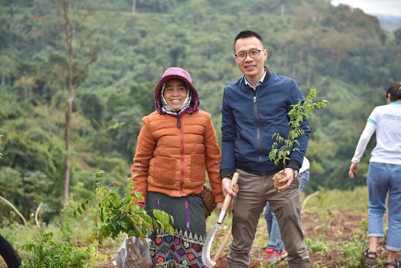 Nụ cười hạnh phúc của người dân huyện Bố Trạch khi nhận bàn giao cây giống