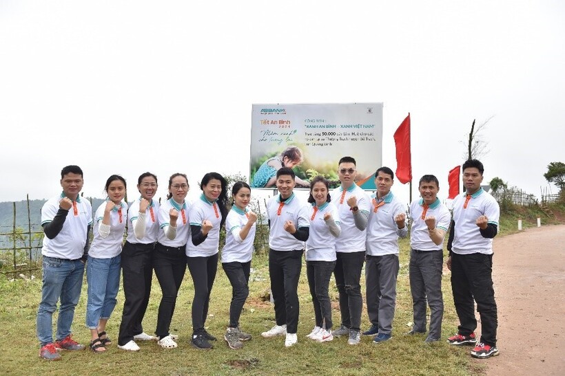 Sau 4 năm thực hiện, Dự án "Xanh An Bình - Xanh Việt Nam" do ABBANK phối hợp với Trung tâm Truyền thông TNMT - Bộ TNMT đã trồng gần 100.000 cây xanh tại nhiều tỉnh, thành trên cả nước.