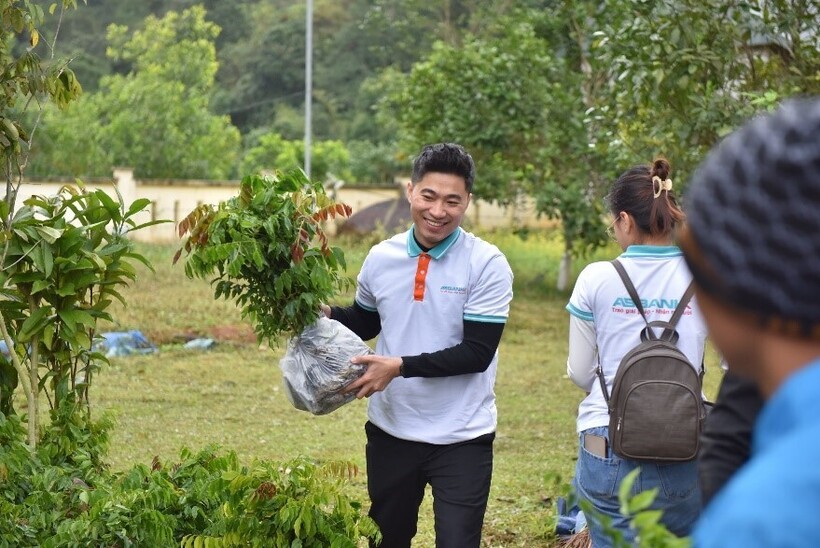 Tham gia cùng Ngân hàng trồng cây hỗ trợ người dân là một trong những hoạt động thiện nguyện ý nghĩa của CBNV ABBANK trong nhiều năm qua