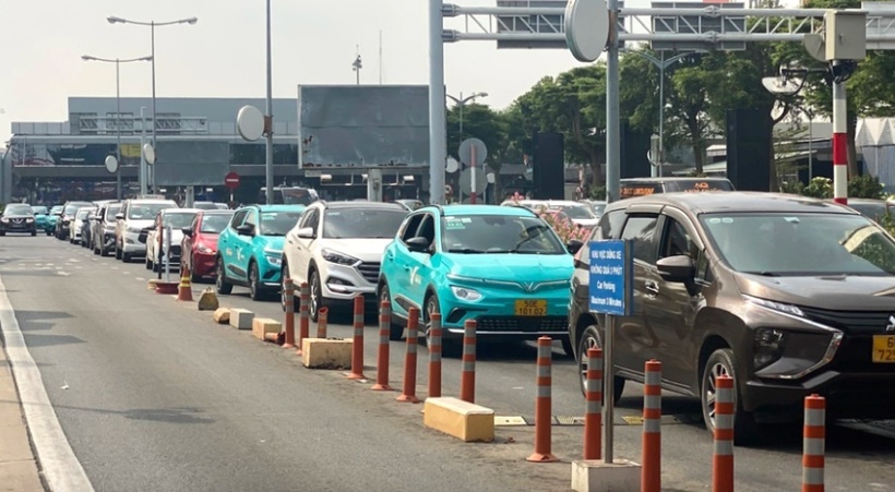 Tình trạng ùn ứ tại làn thu phí thủ công (bên phải) trên lối ra từ ga quốc nội sân bay quốc tế Tân Sơn Nhất. (Ảnh: Giao thông)
