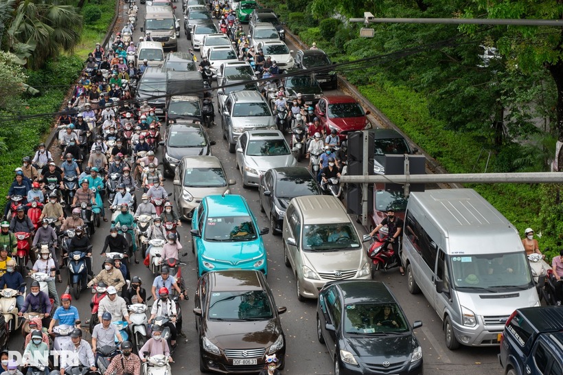 Đến 7h30, nút giao đường Láng - Láng Hạ, các phương tiện nhích từng chút một, dừng 2-3 nhịp đèn tín hiệu giao thông mới có thể đi qua.