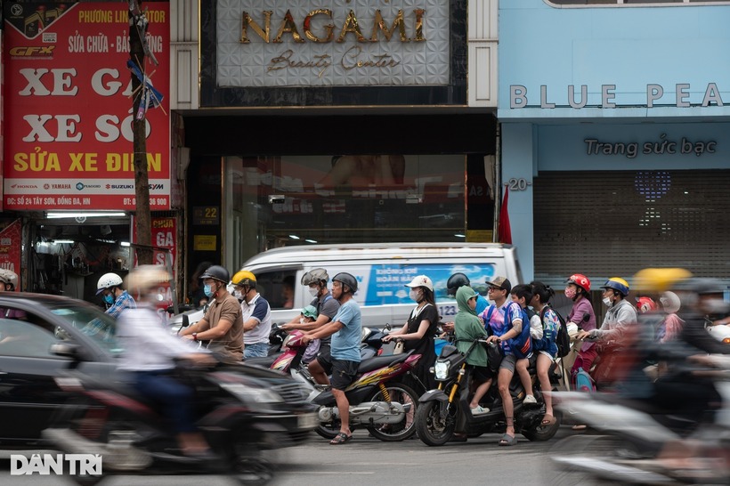 Khoảng 8h, nhiều nút giao thông ùn tắc, người đi đường phải dừng chờ khá lâu.
