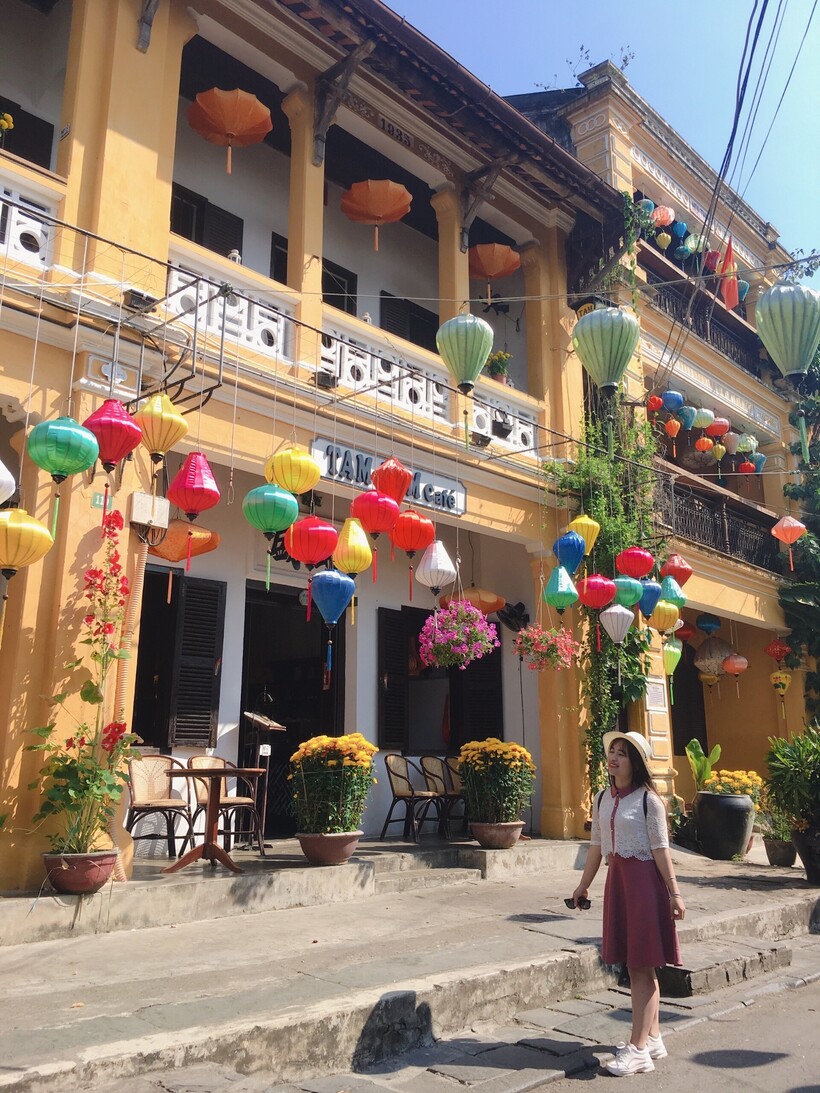 Du khách tham quan phố cổ Hội An.