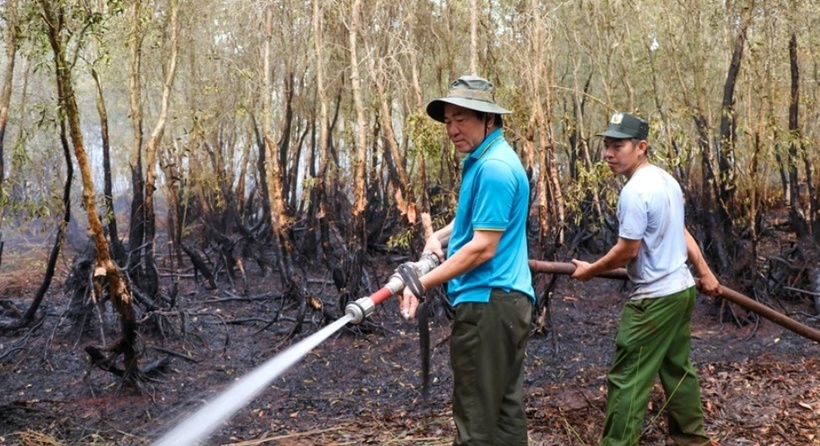 Đại tá Nguyễn Văn Hận, Giám đốc Công an tỉnh Kiên Giang trực tiếp đến hiện trường chỉ huy lực lượng Công an chữa cháy và tham gia chữa cháy. (Ảnh: PLO)