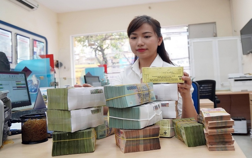Lãi suất chạm đáy, người dân bớt để tiền gửi trong ngân hàng. Ảnh: Thanh niên