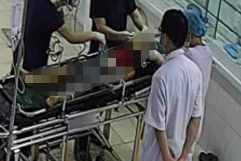 Bé trai 7 tuổi được đưa đi cấp cứu nhưng do bị thương quá nặng nên cháu bé không qua khỏi. Ảnh: Lao Động