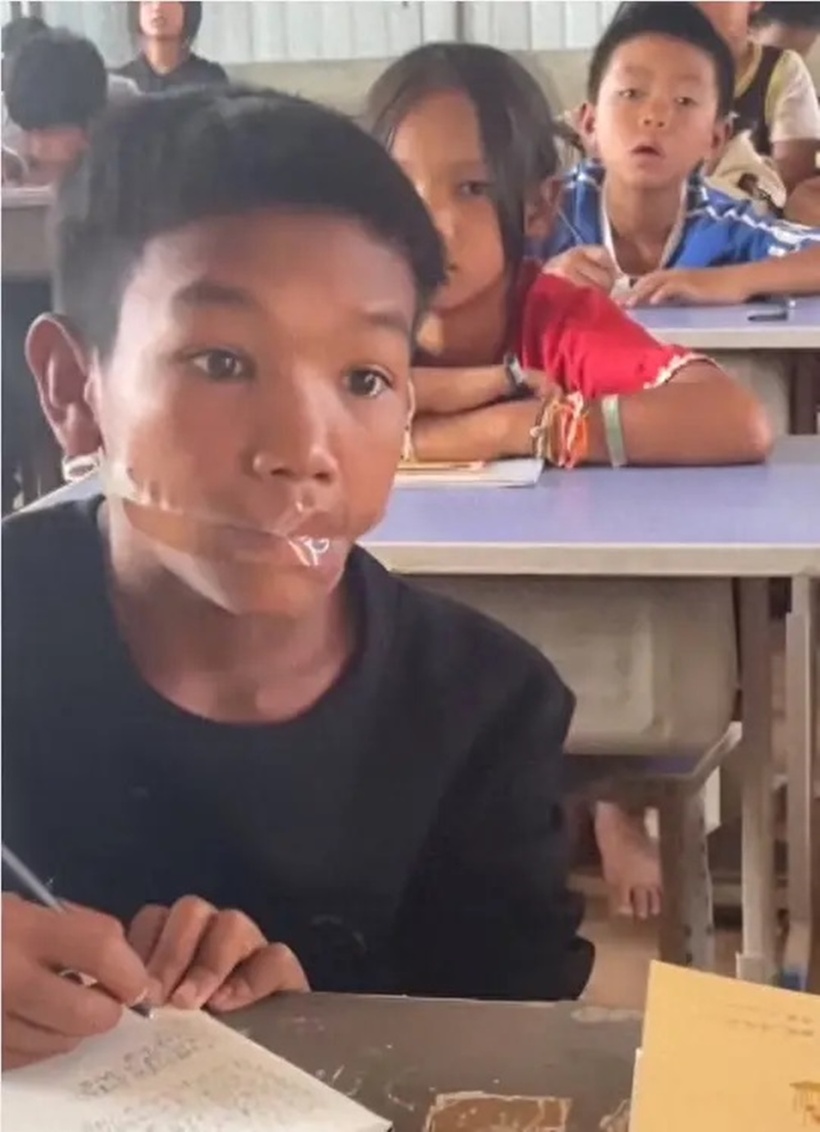 Giáo viên này đã dùng băng dính... dán miệng học sinh lại. Ảnh: Phụ nữ mới.