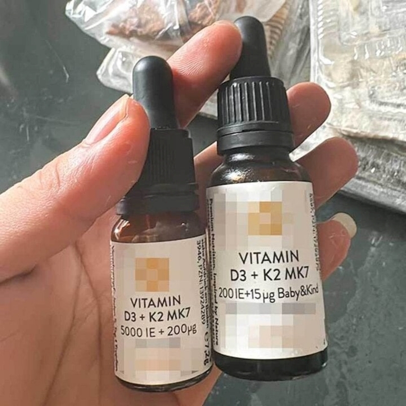 Lọ vitamin D3 + K2 5000 IE +200 μg dành cho người lớn (bên trái) mà trẻ được cho uống nhầm. Ảnh: VTC News