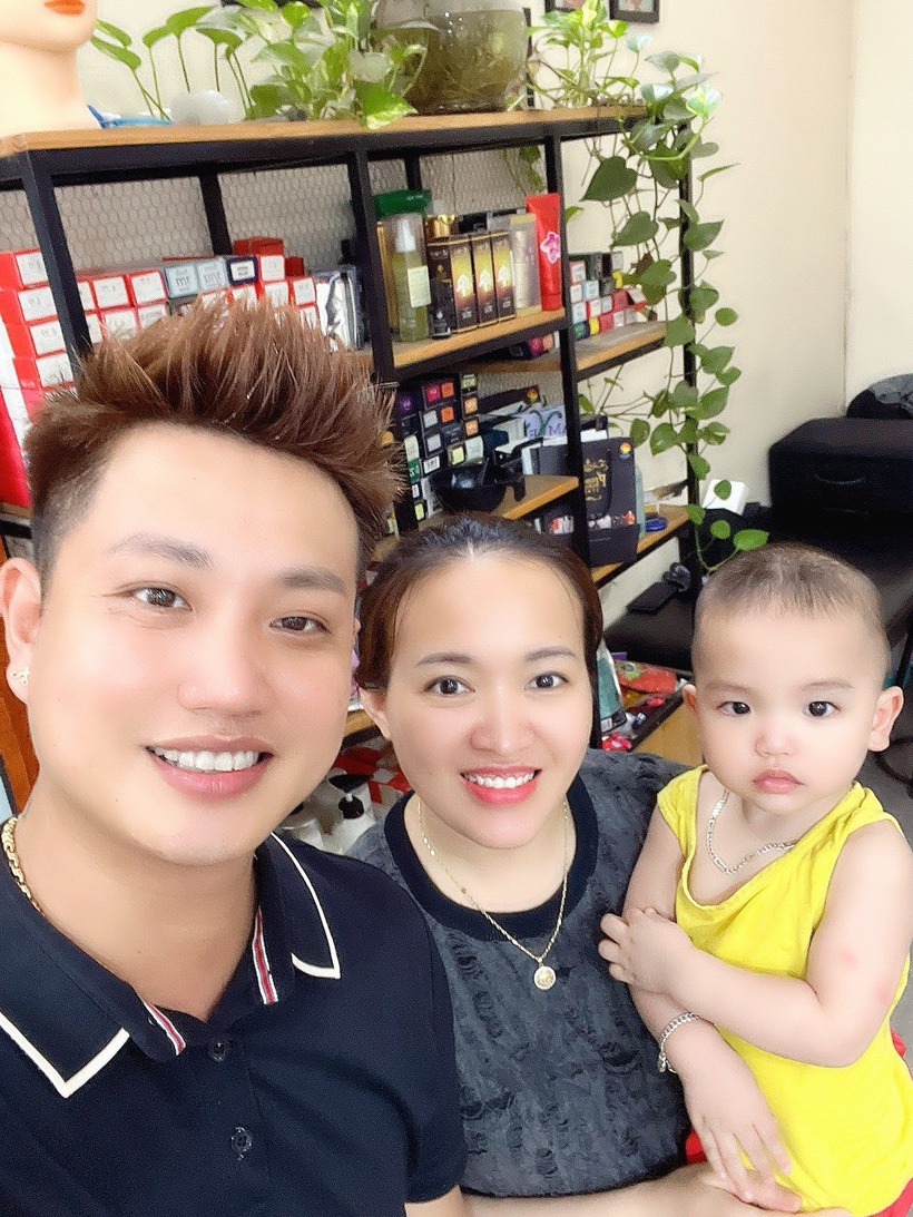 Hạnh phúc mỉm cười sau 10 năm ròng rã tìm con mang gen khỏe mạnh, nhờ chương trình hỗ trợ các cặp vợ chồng hiếm muộn có hoàn cảnh khó khăn. Ảnh: NVCC