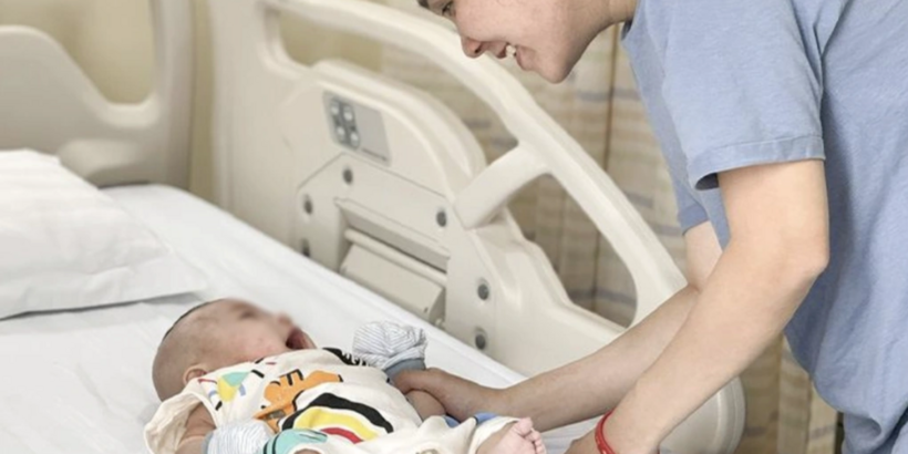 Sau ca mổ đóng hậu môn tạm, sức khỏe bé trai đã ổn định, có thể đi vệ sinh như trẻ bình thường. Ảnh: BVCC