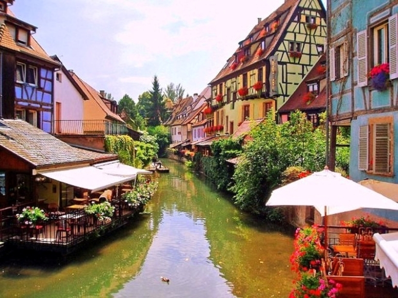 Mặc dù diện tích chỉ hơn 66km2 nhưng đây vẫn là ngôi làng lớn thứ 3 thuộc miền Đồng Bắc nước Pháp. Làng Colmar nằm trong vùng Alsace biên giới giữa Pháp và Đức nên văn hóa lịch sử và phong cách kiến trúc nơi đây chịu ảnh hưởng mạnh mẽ của nước láng giềng Đức.