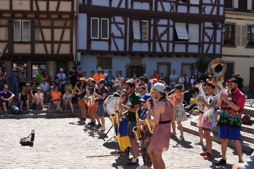 Vào mùa hè, du khách sẽ được thưởng thức những loại rượu vang ngon nhất vùng trong lễ hội rượu vang Colmar. Các loại bánh ngọt cũng là món ăn nổi tiếng ở ngôi làng này.