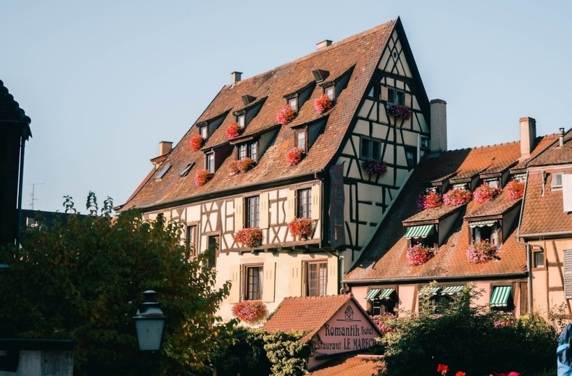 Đến thăm Colmar, du khách thường chìm đắm trong nét trầm mặc của những kiến trúc nên thơ và lối sống chậm chãi của người dân sống ở ngôi làng. Giáng sinh là thời điểm đẹp nhất để đến thăm làng Colmar.