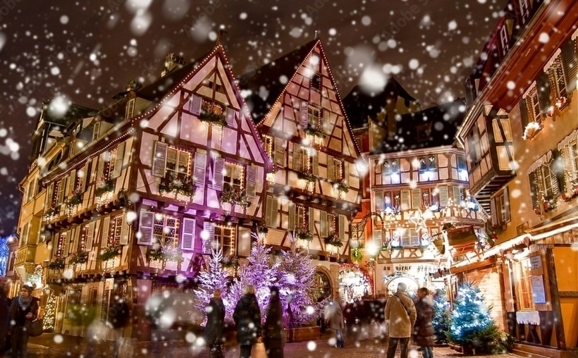 Vào thời điểm này, những bông tuyết trắng phủ lên mái nhà cổ kính, khắp nơi chìm đắm trong ánh sáng lung linh của đèn và hoa. Khung cảnh tuyệt đẹp khiến bạn có cảm giác không biết mình đang sống ở đời thực hay những trang cổ tích thần tiên.