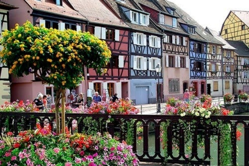 Được biết, Colmar từng được bình chọn là Viên ngọc ẩn đẹp nhất châu Âu vào năm 2015. Ngôi làng này sau đó được New York Times xếp thứ nhất trong danh sách 10 nơi phải đến năm 2016.