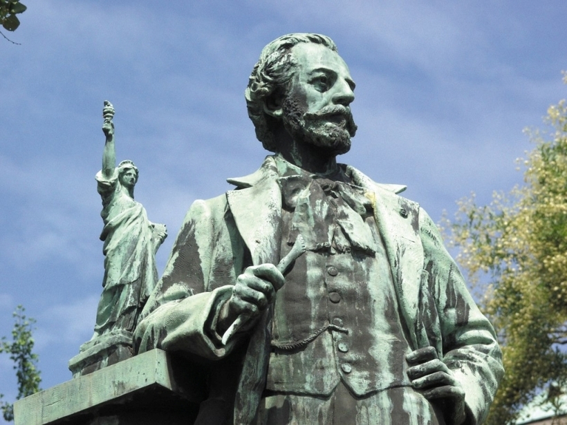 Làng Colmar chính là nguyên quán của ông Frédéric Auguste Bartholdi (1834-1904) -cha đẻ của bức tượng Nữ thần Tự do ở Mỹ. Tại đây có một bảo tàng trưng bày mọi thứ liên quan đến ông.