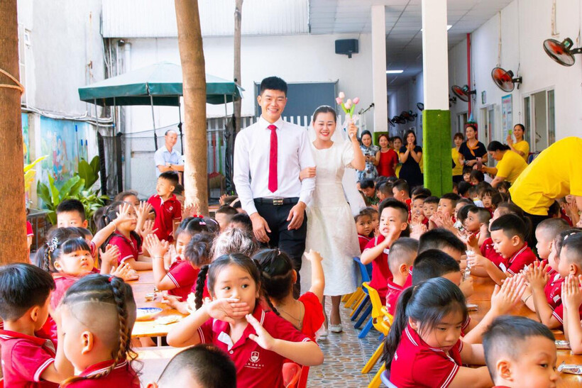 Bà Minh Dân - Quản lý Trường mầm non Tân Đông cho biết trên Tiền phong, nhà trường vừa tổ chức lễ cưới cho vợ chồng cô Lê Nhi để tri ân và tạo niềm vui cho cô.
