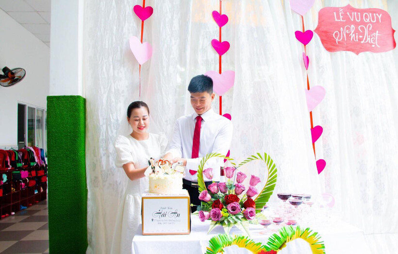 Đám cưới được chính các đồng nghiệp trang trí. Các bé học sinh của trường đã đóng những vai trò đặc biệt trong lễ cưới này: vào "đội" bê tráp và trở thành khách mời của cô dâu chú rể.