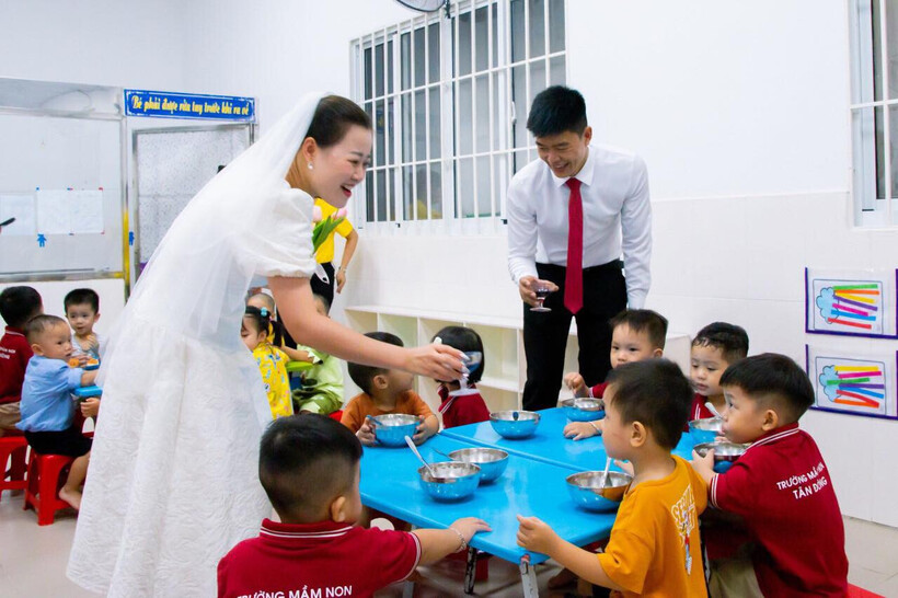 Ngày diễn ra đám cưới, giáo viên phụ trách các lớp thông tin đến phụ huynh có bé trong đội bê tráp, cho các con đi học sớm hơn để tết tóc đẹp, thay trang phục. Các em học sinh háo hức, vui vẻ khi dự tiệc cưới của cô giáo.