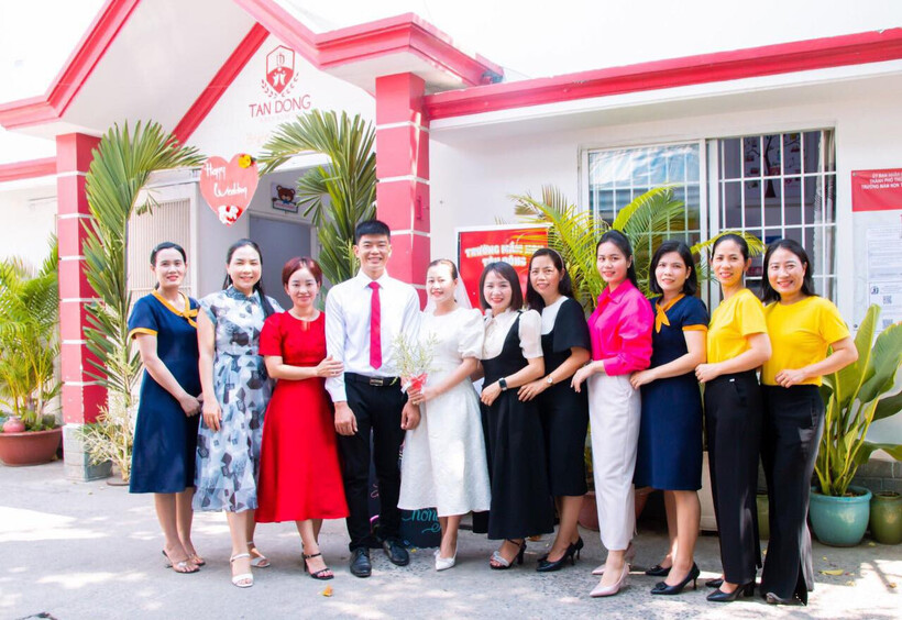 "Qua đám cưới cô Nhi, nhà trường muốn giáo dục các con biết quan tâm, sống có trách nhiệm với những người xung quanh mình. Biết ơn những người đã giúp đỡ mình dù là việc nhỏ, đồng thời muốn dạy các con về một số nghi thức trong dịp đặc biệt như ngày cưới", đại diện nhà trường chia sẻ thêm trên VietnamNet.