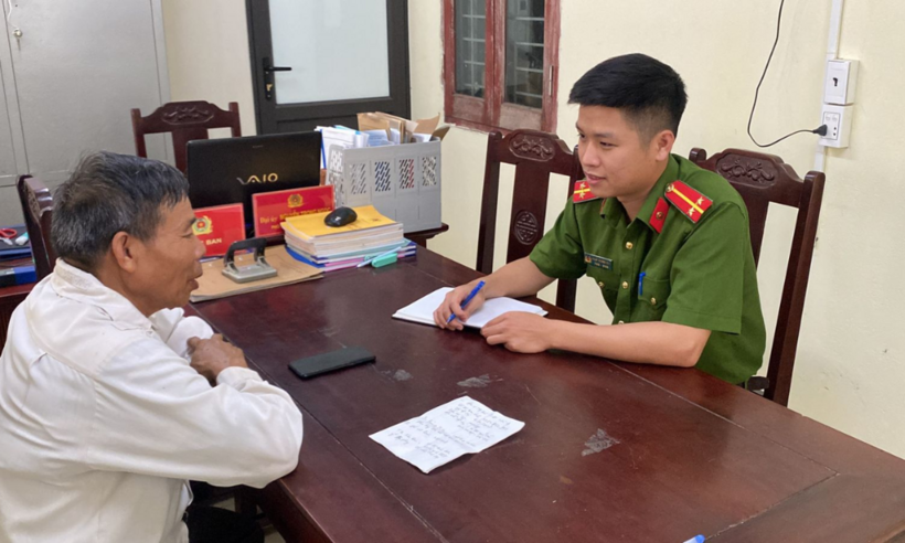 Ông Hoàng Trọng Quang trình báo sự việc với lực lượng công an. (Ảnh: Công an Thanh Hóa)