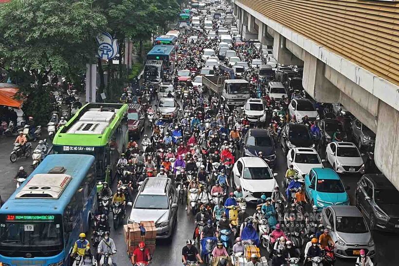 Đường Cầu Giấy xảy ra ùn tắc kéo dài suốt cả trục đường vào giờ cao điểm sáng nay