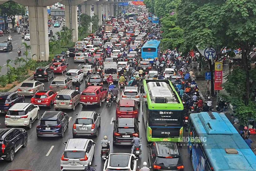 Đường vành đai 2 các phương tiện di chuyển chậm, ùn ứ cục bộ tại các lối lên xuống