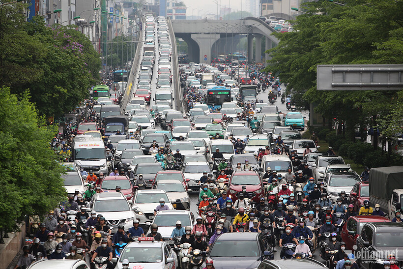 Dòng ô tô xếp hàng dài để xuống nút giao Ngã Tư Sở.